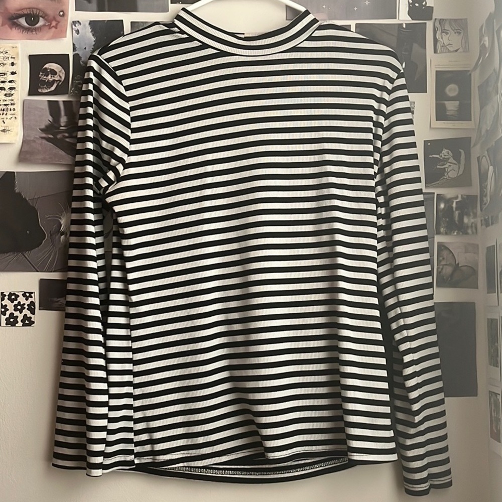 Black and white striped turtleneck long sleeve shirt